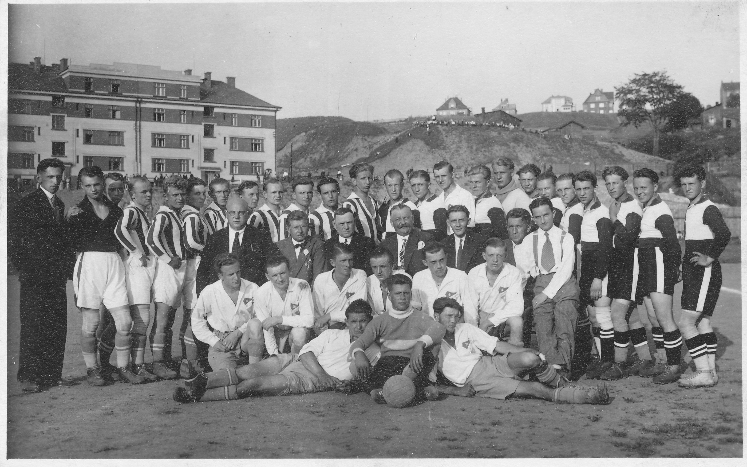 Mužstvo SK Slezská Ostrava na svém hřišti na Kamenci, 20. léta 20. století. Foto: AMO